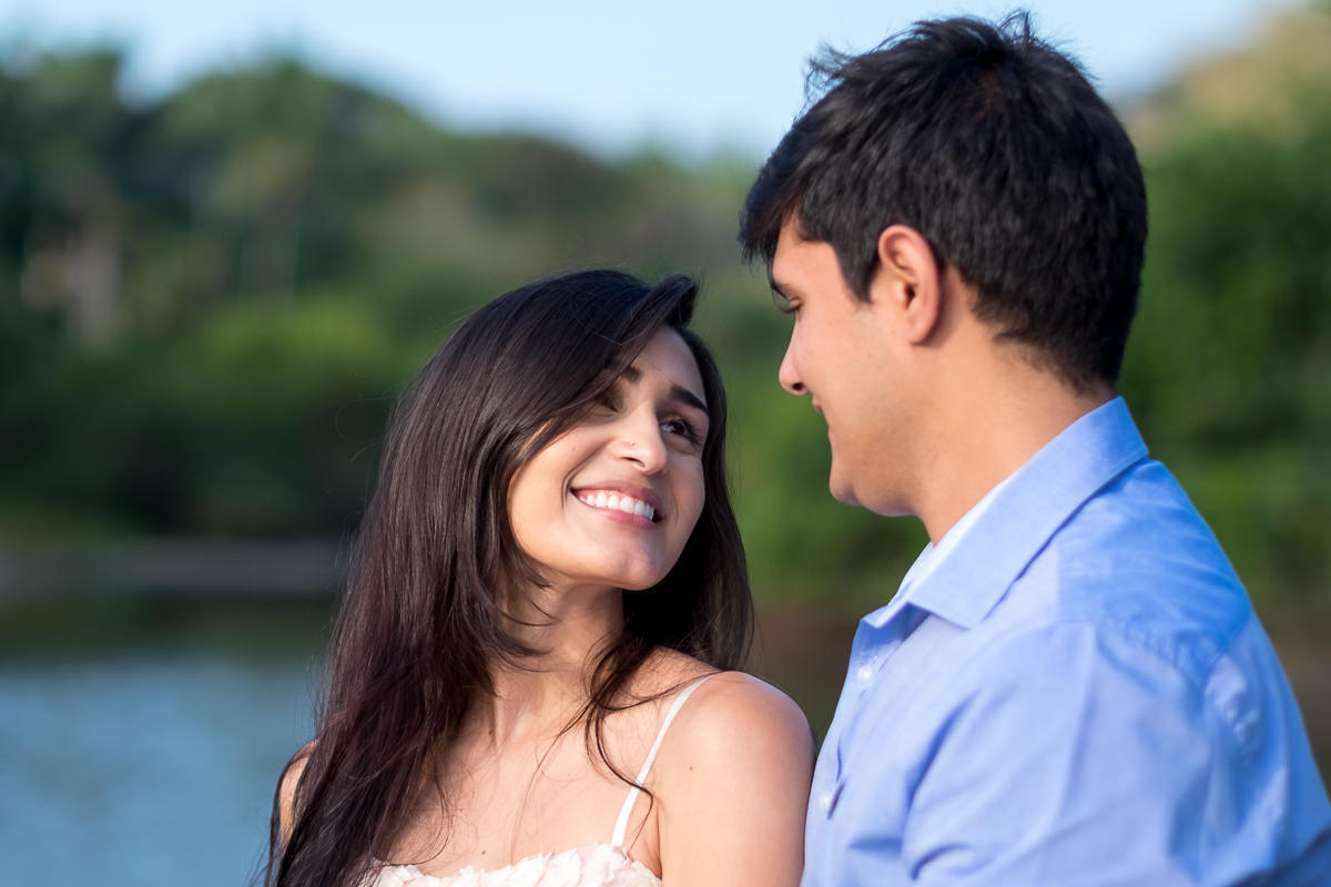 noivos olhando ensaio pre casamento guarujá sp por alice casaes