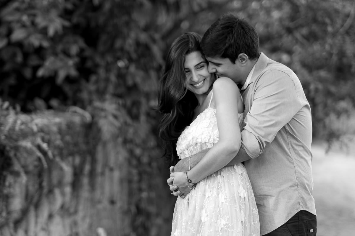 abraçadinhos em ensaio pre casamento guarujá sp por alice casaes