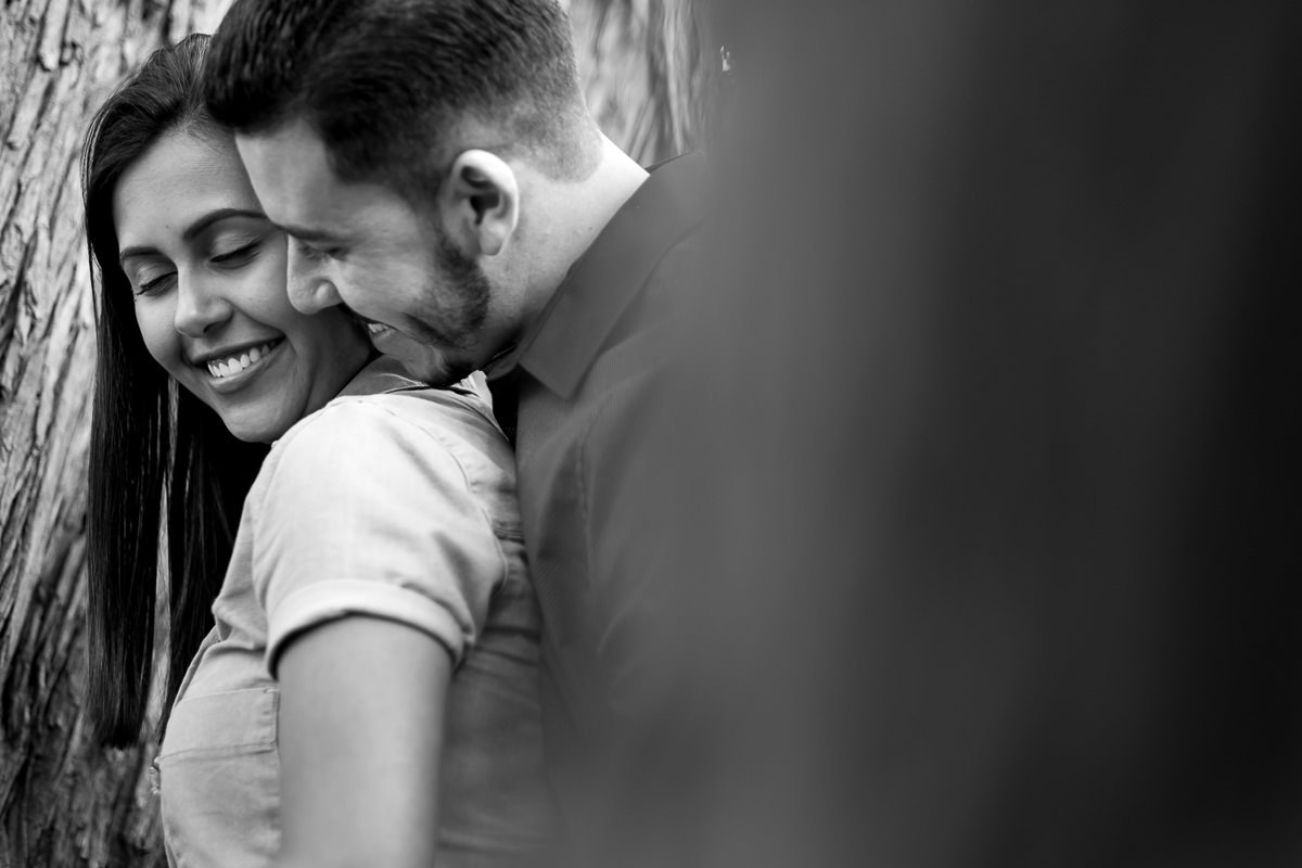 casal ao lado de uma árvora