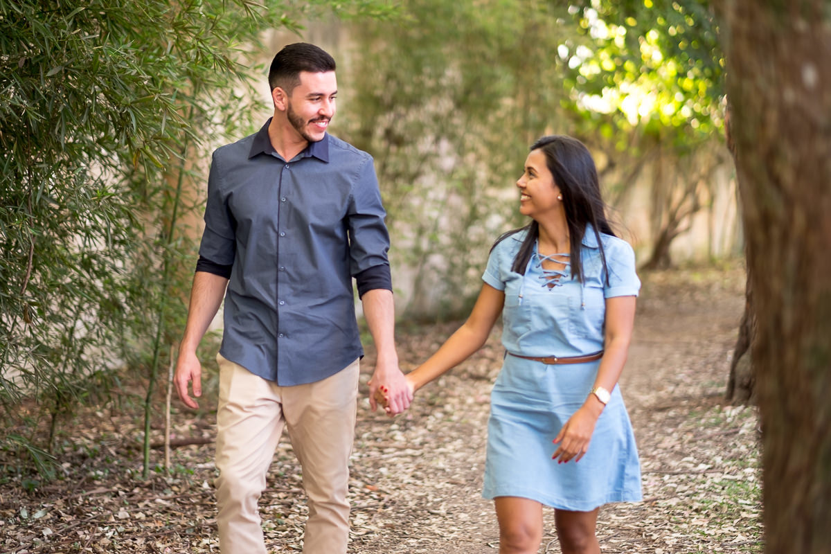 casal caminhando fotografia de casamento