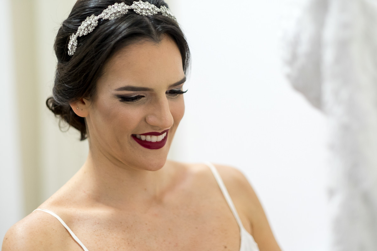 sorriso da noiva em espaço atmosphera