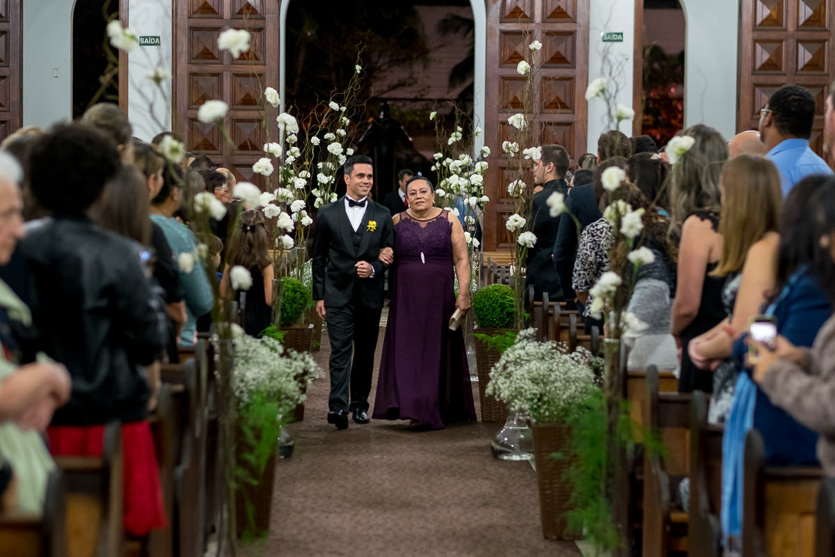 entrada do noivo igreja matriz em Guarujá alice casaes fotógrafo de casamento