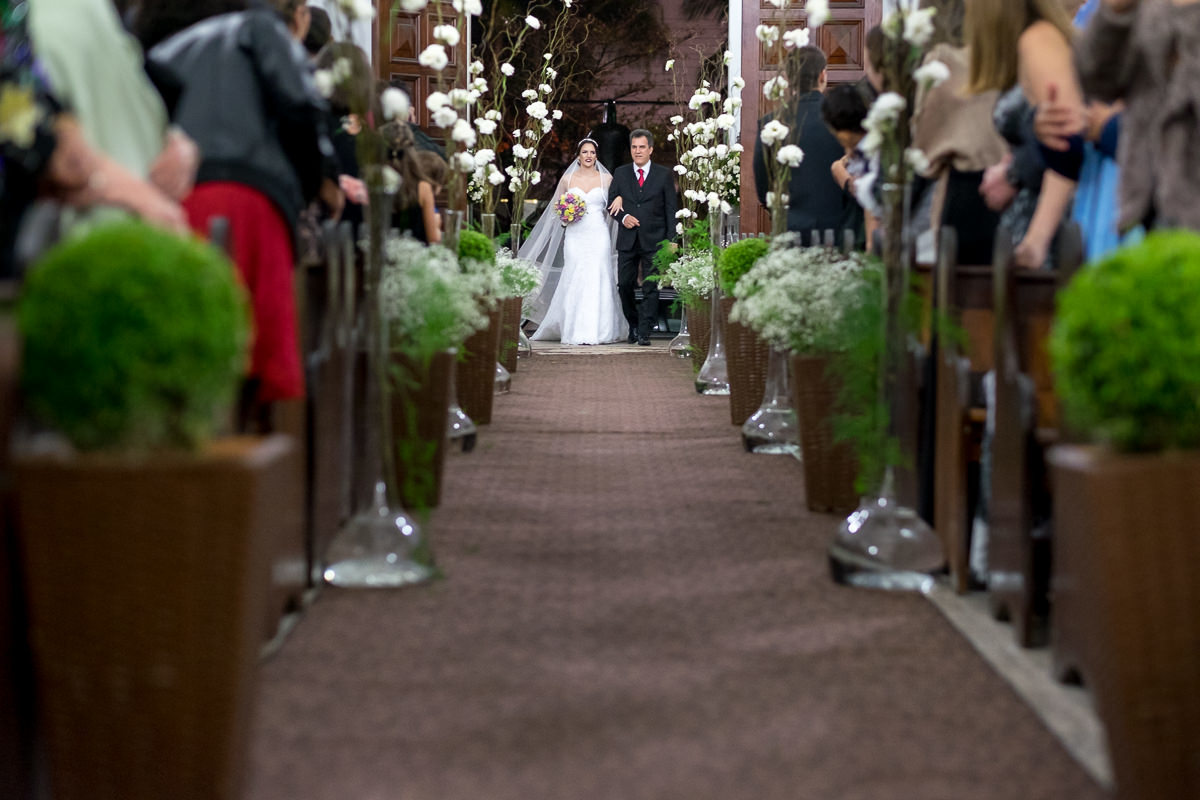 entrada da noiva igreja matriz Guarujá com alice casaes fotógrafo de casamentos