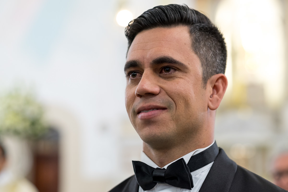 olhar do noivo na entrada da noiva igreja matriz 