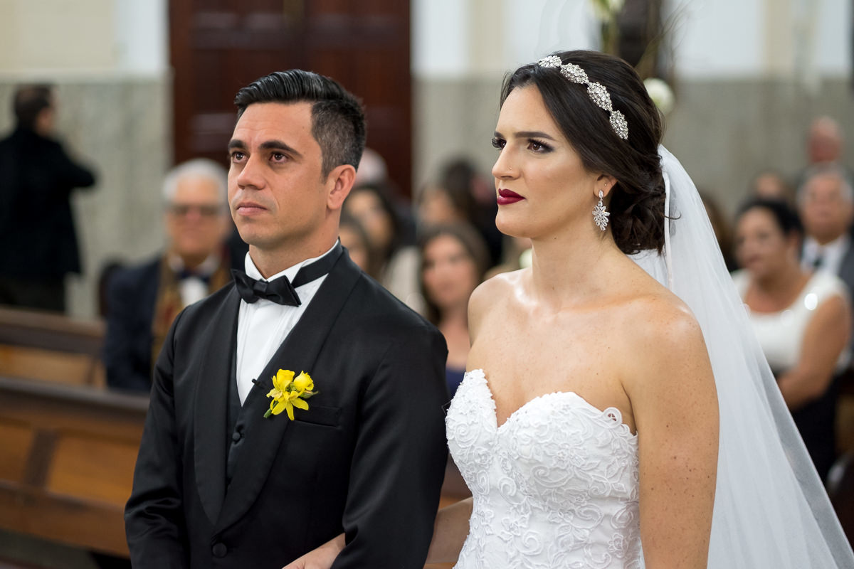 noivos durante a celebração na igreja matriz de Guarujá SP