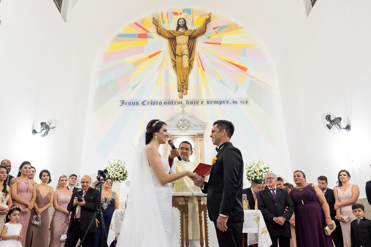 troca das alianças fotografia de alice casaes fotógrafo de casamento em Guarujá SP