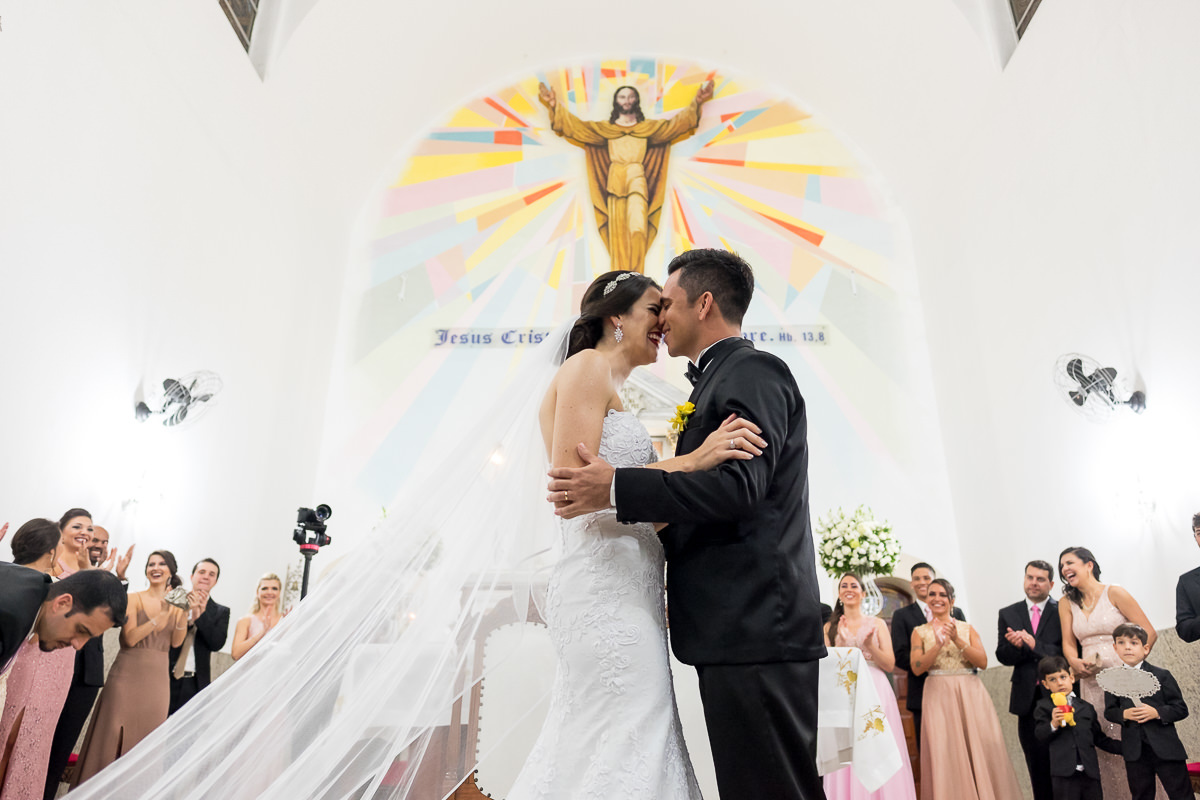 primeiro beijo na igreja matriz alice casaes fotografia de casamento