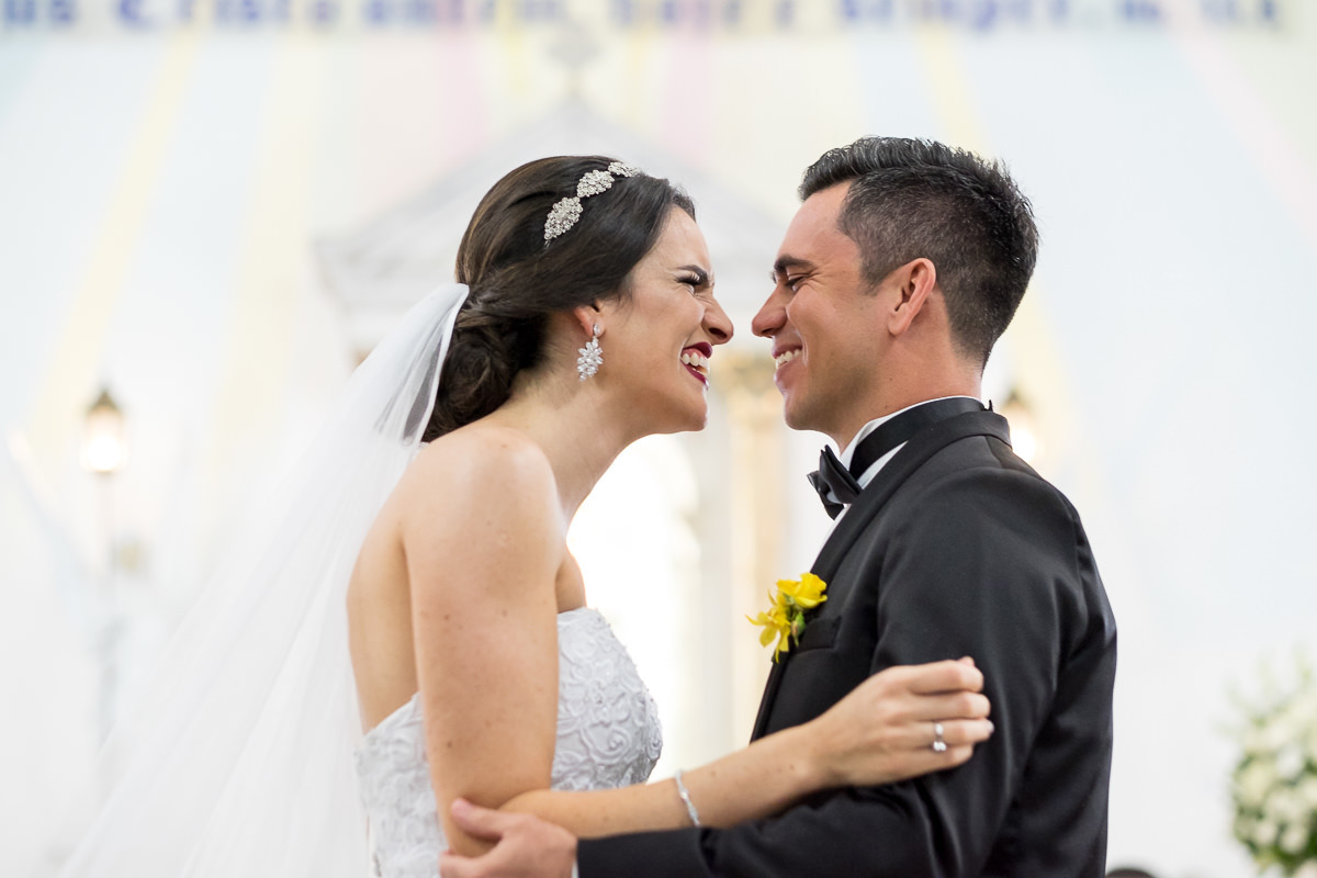 detalhe dos noivos hora do beijo