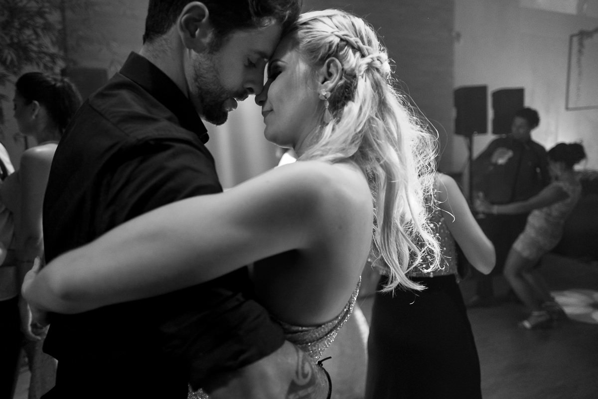 convidados dançando em espaço atmosphera