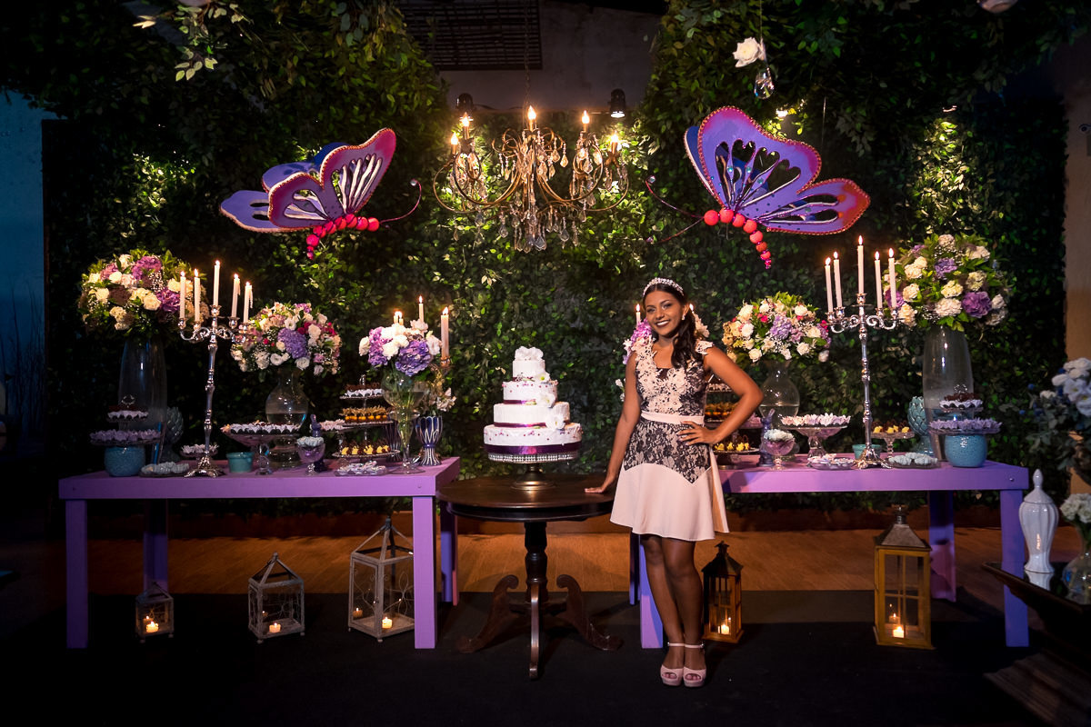 debutante na mesa do bolo alice casaes