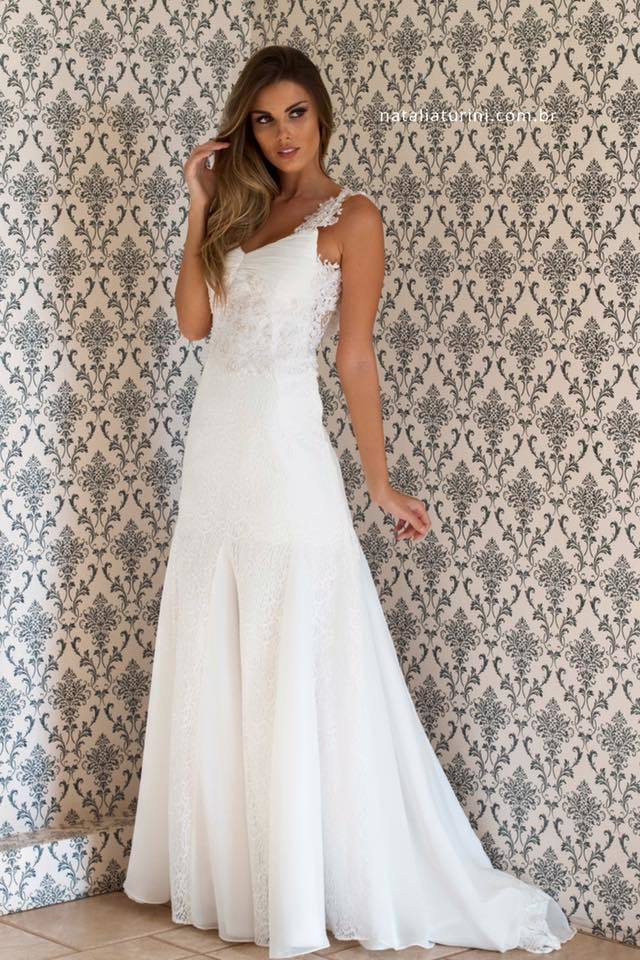 corpo inteiro num vestido branco