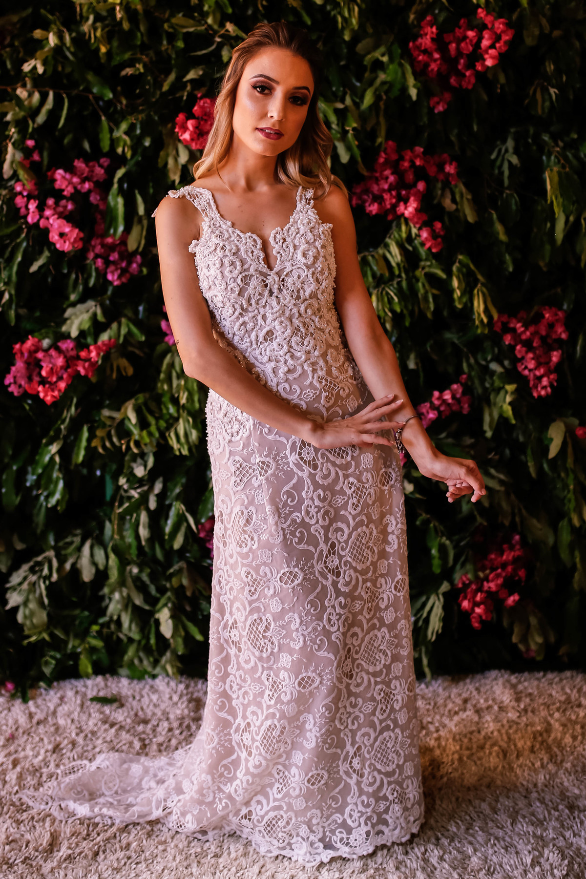 moça de vestido na frente de flores