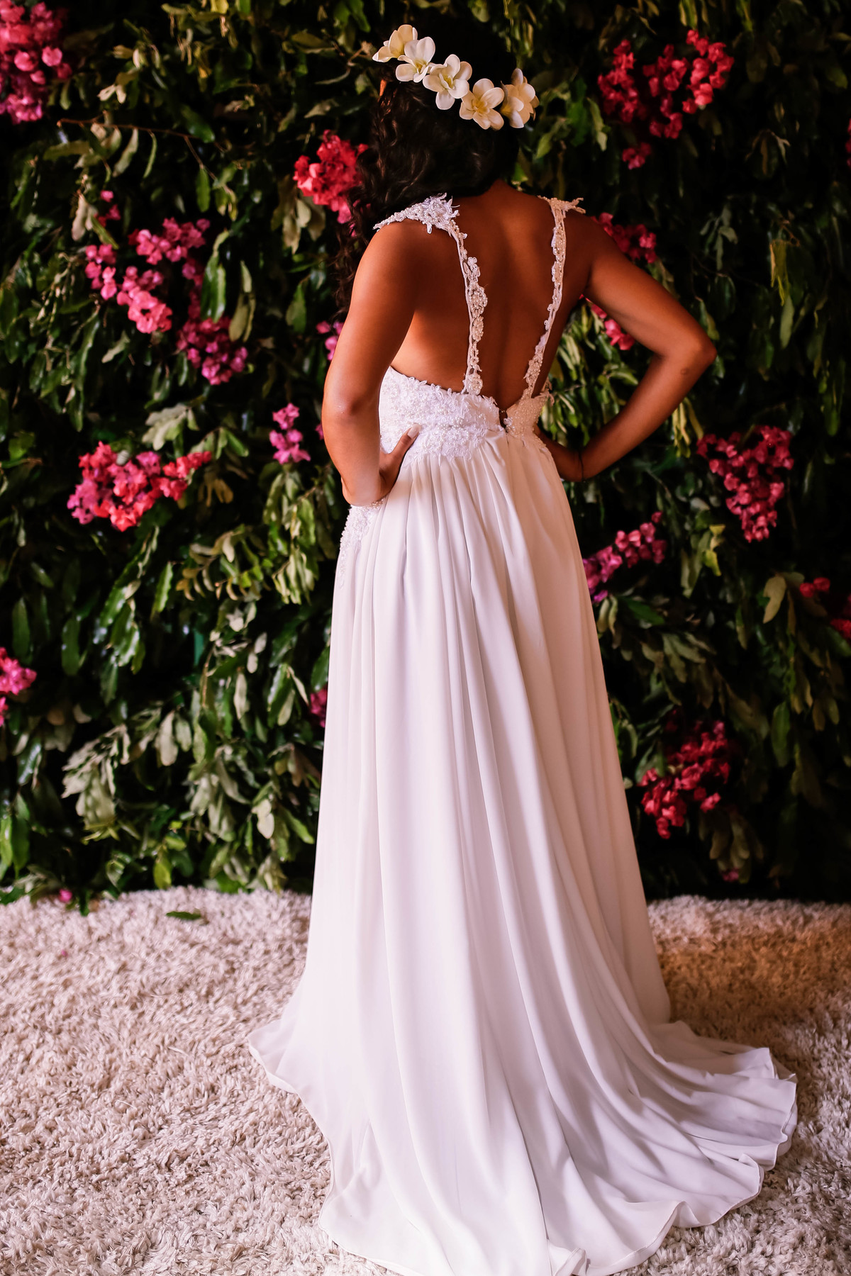 vestido de costas na frente de flores rosas