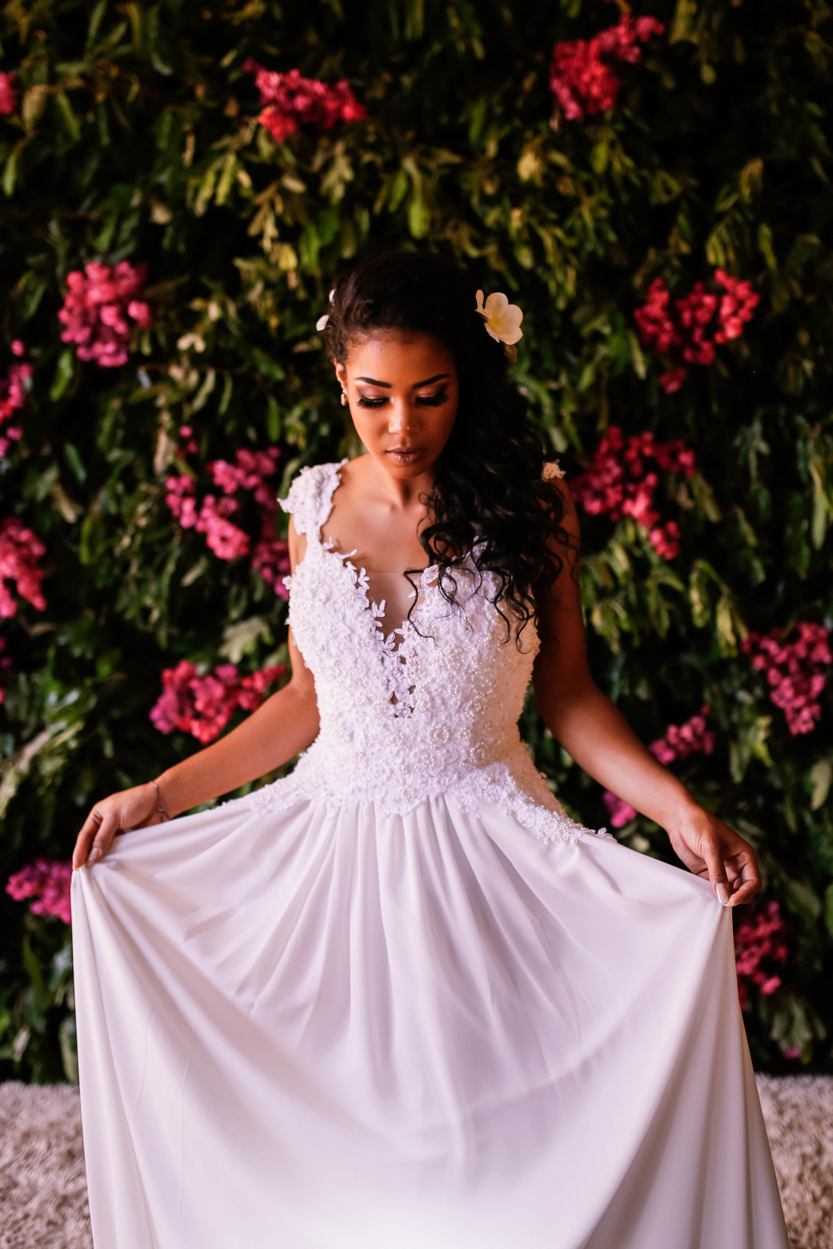 moça com vestido na frente de flores 