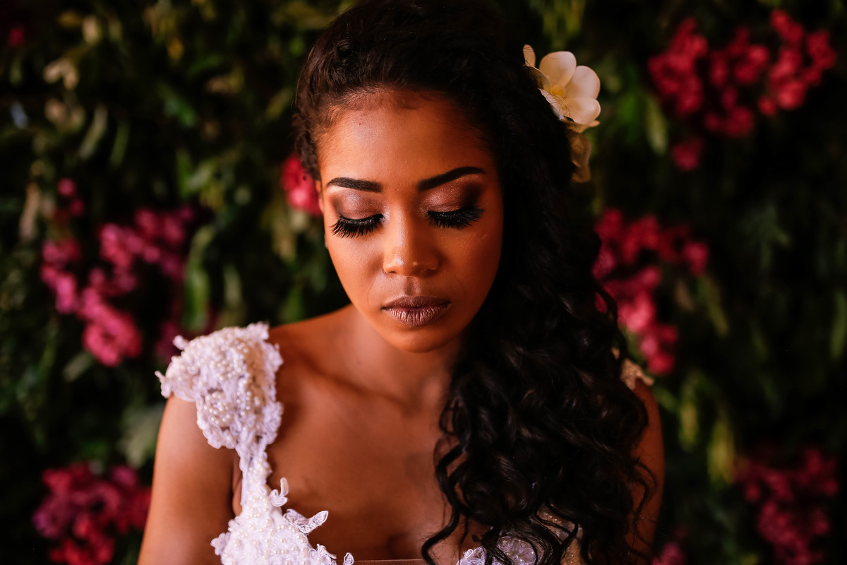 cara de noiva na frente de flores 