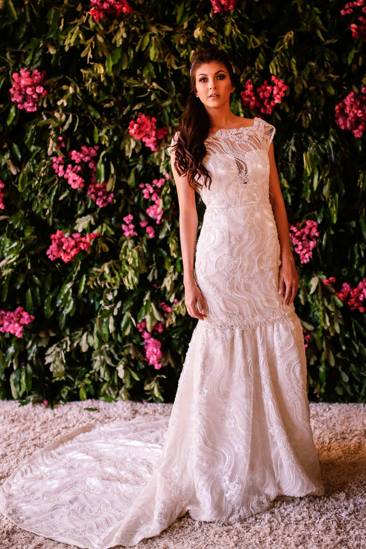 corpo de noiva na frente de plantas rosas 