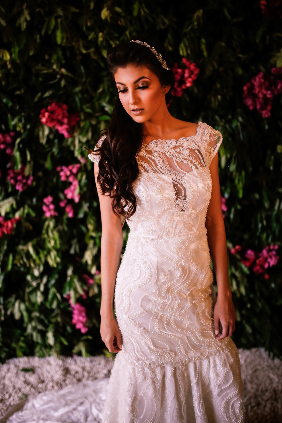 corpo de noiva na frente de flores rosas