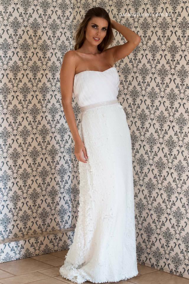 moça posando com vestido branco