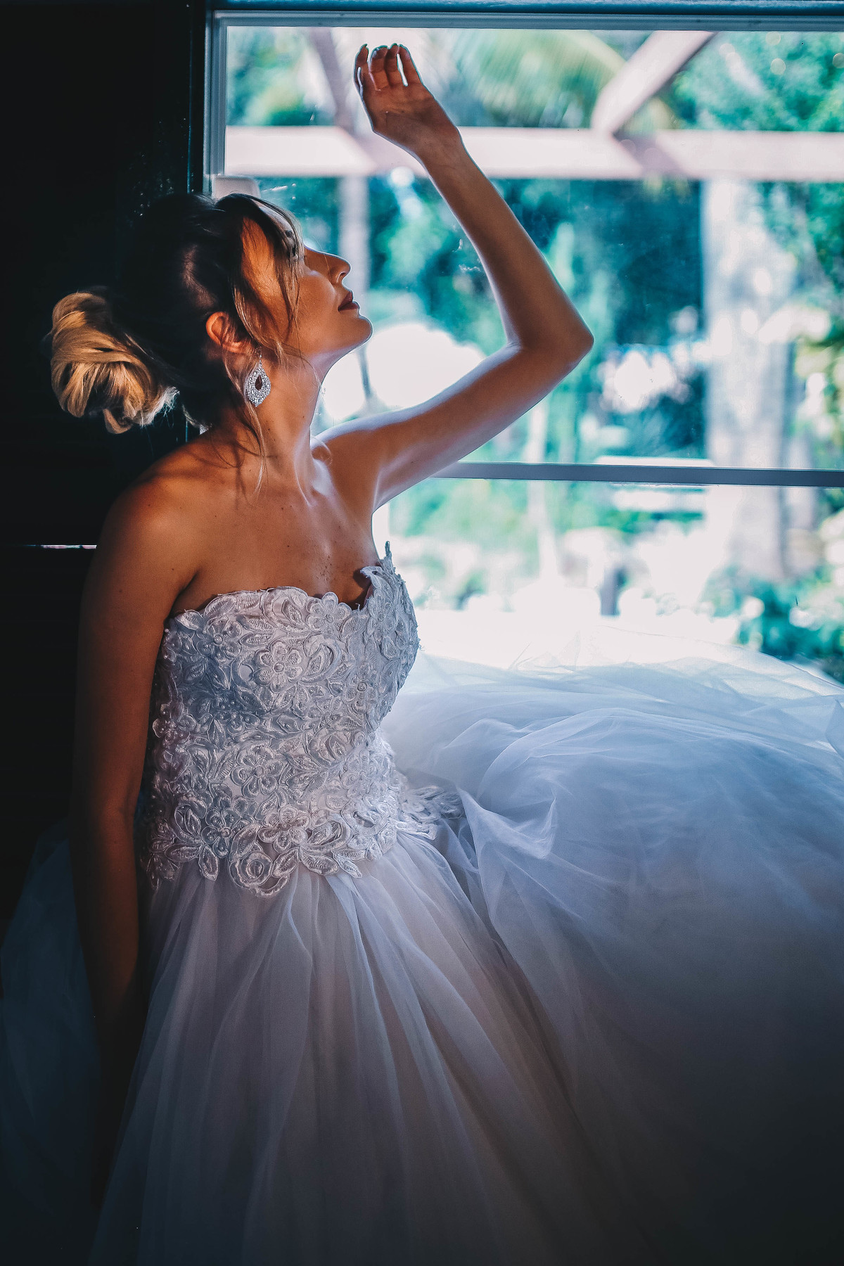 noiva posando na luz do dia