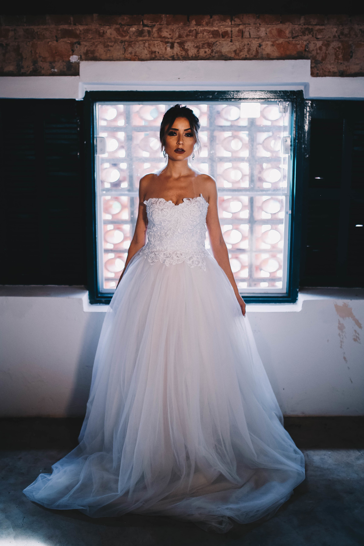 mulher com vestido de casamento com luz branca atrás 