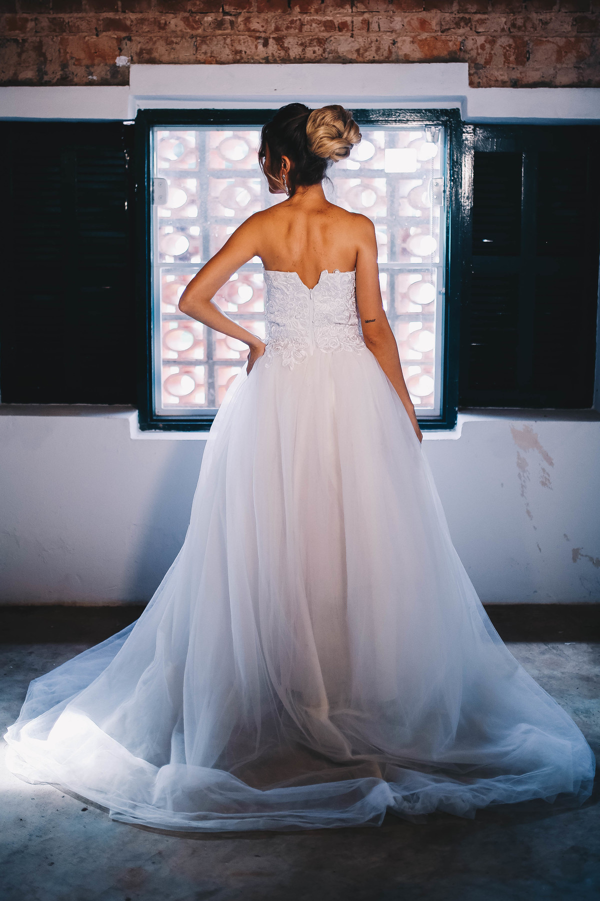 noiva posando de costas