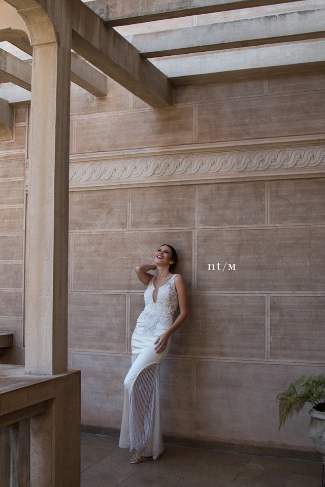 noiva encostada numa parede marrom