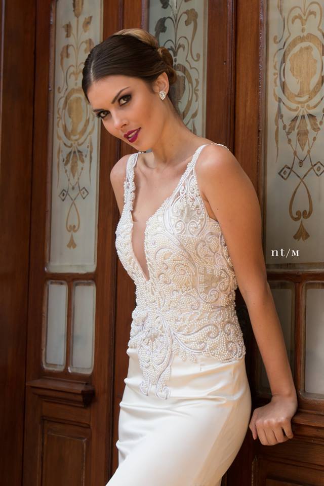 noiva posando na frente da porta