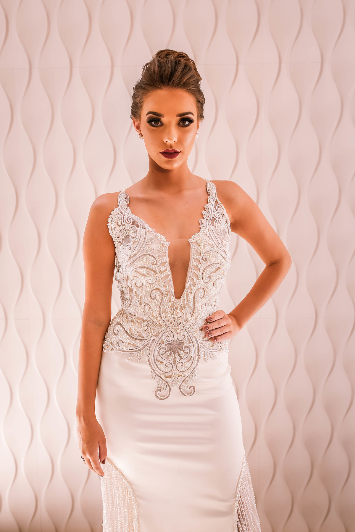 noiva de frente fundo bege