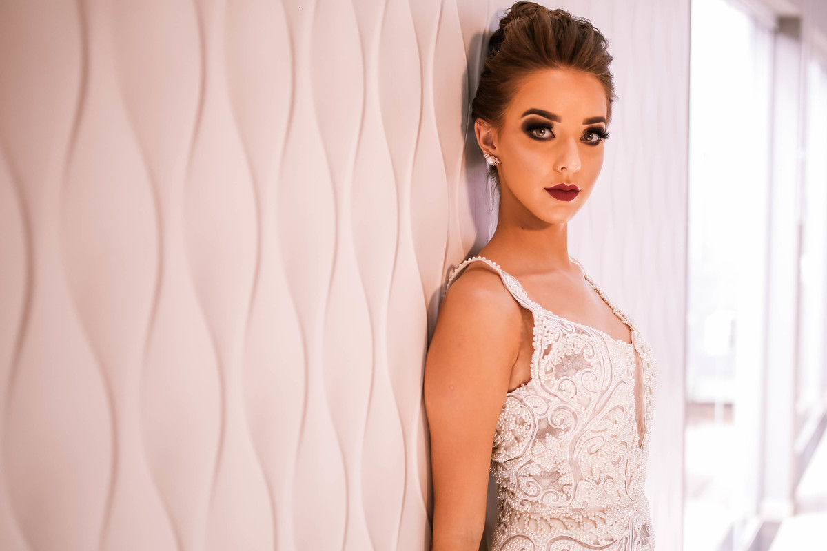 noiva na parede branca