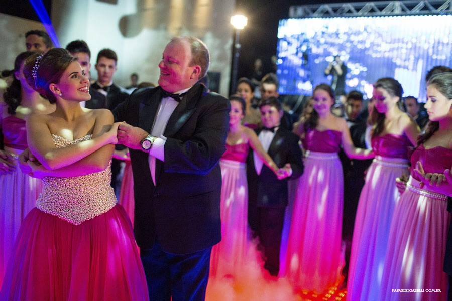 mulher e seu pai dançando em seu casamento