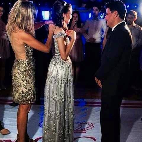 2 mulheres de vestido cinza e um homem de terno