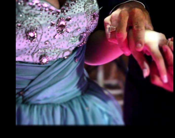 homem dando a mão pra mulher