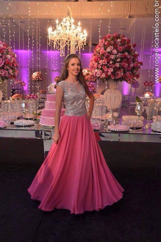 noiva de rosa com bolo atras