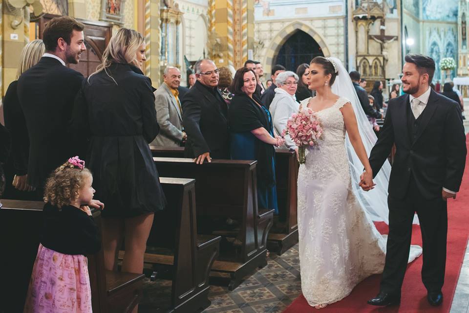 mulher com vestido de casamento de mão dada