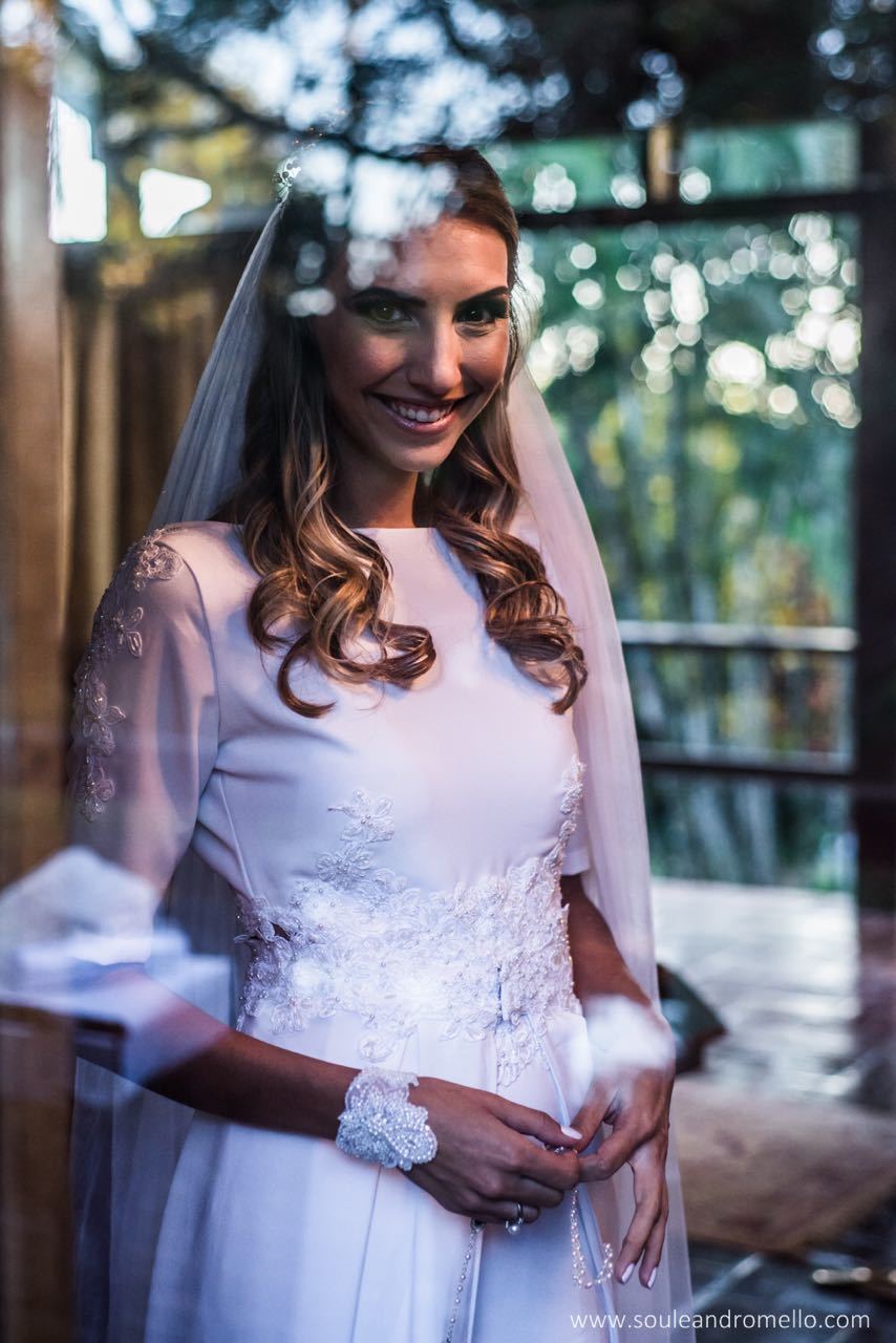 noiva bonita perto da sacada