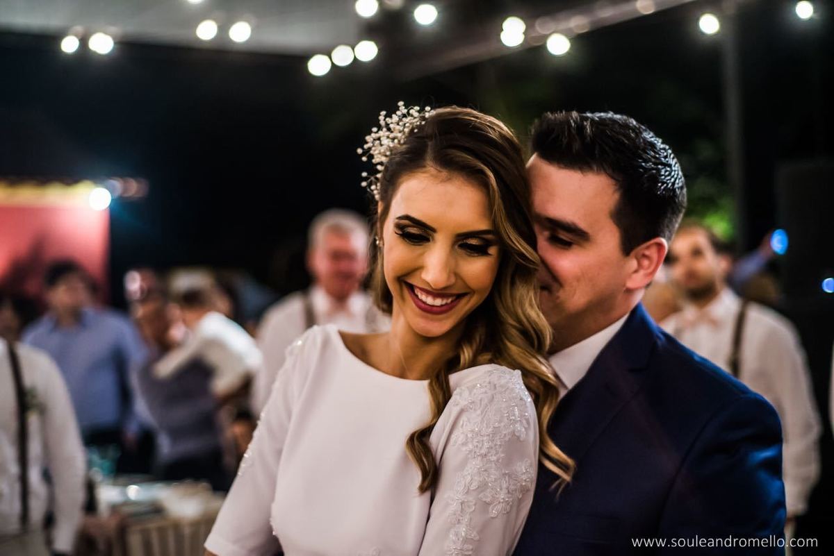 homem cheirando sua noiva