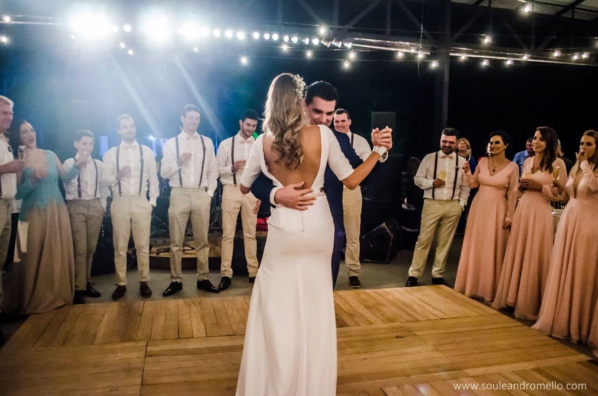 homem dançando com sua noiva