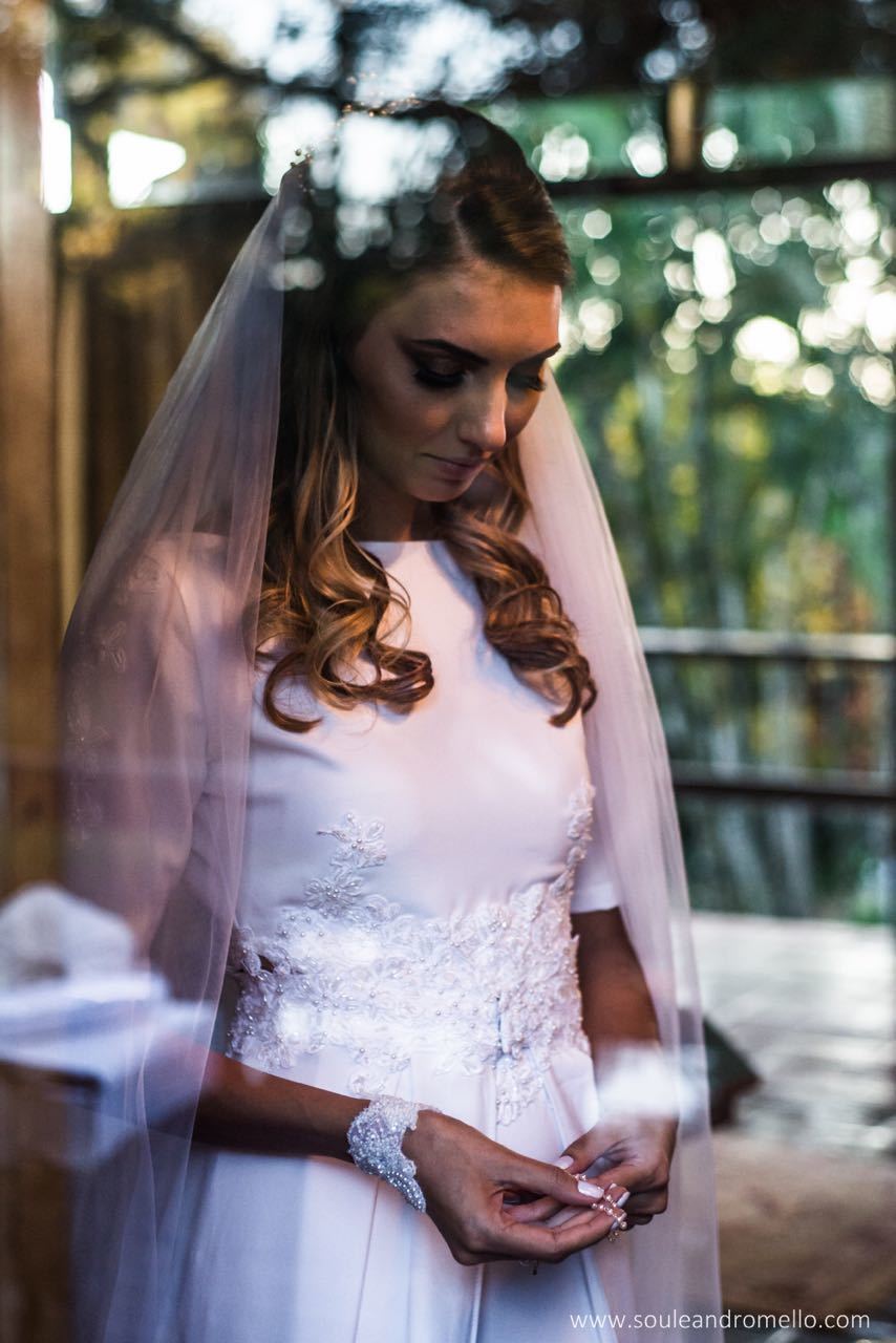 noiva olhando pra baixo perto da sacada