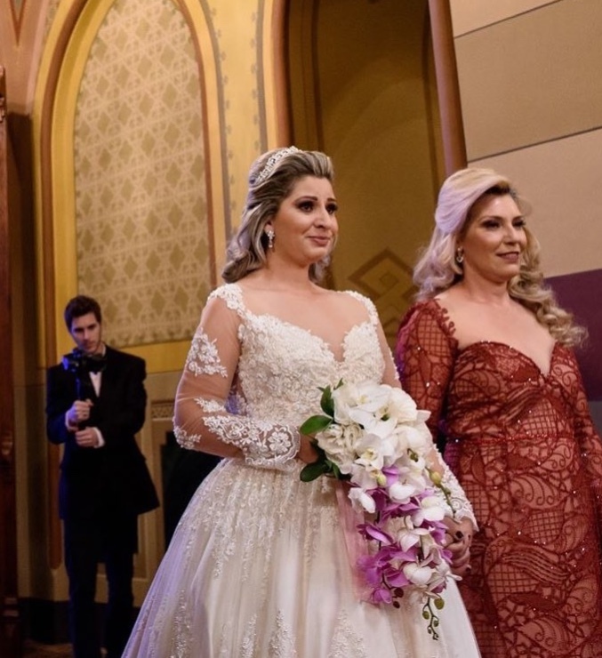 mulher com sua mae no casamento