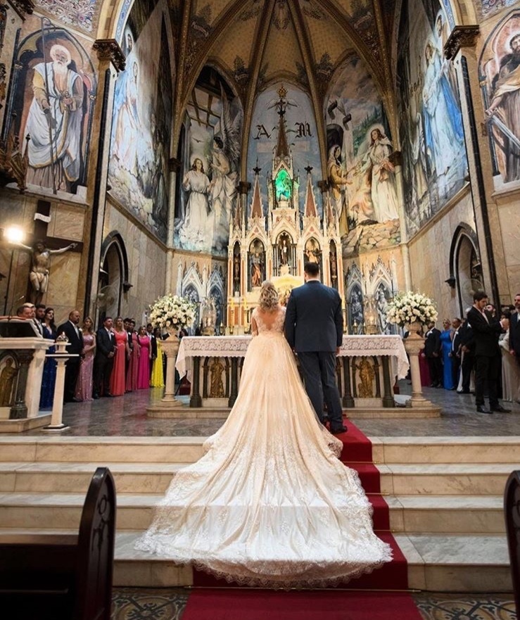 marido e mulher de costa na igreja