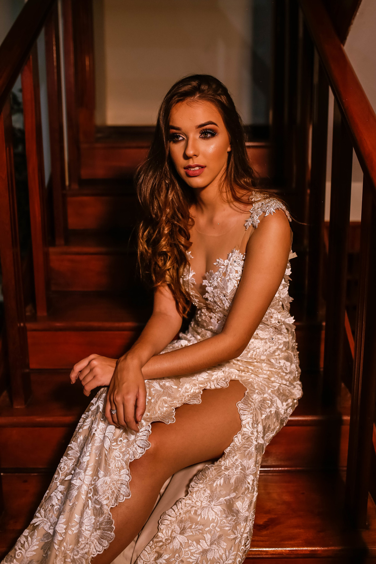 Vestido de noiva marfim, renda bordada e rebordada no tule ilusion.
Coleção 2019 disponível para locação.