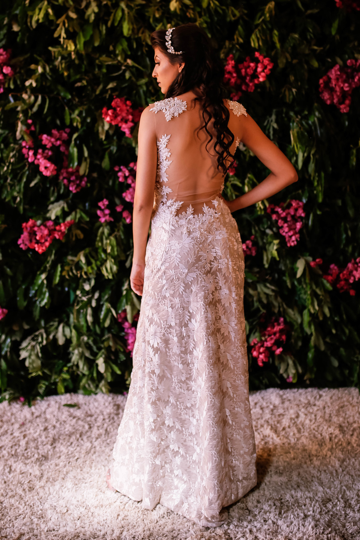 noiva de costa na frente de flores