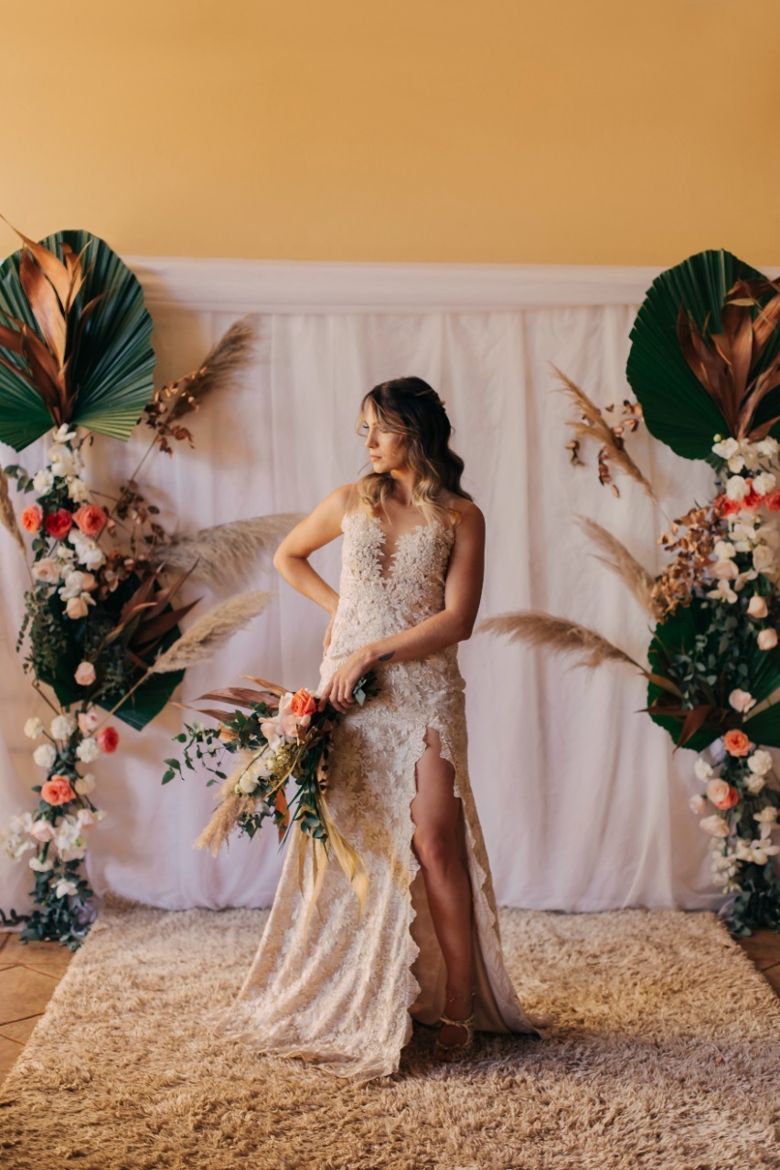 noiva com mao em flor