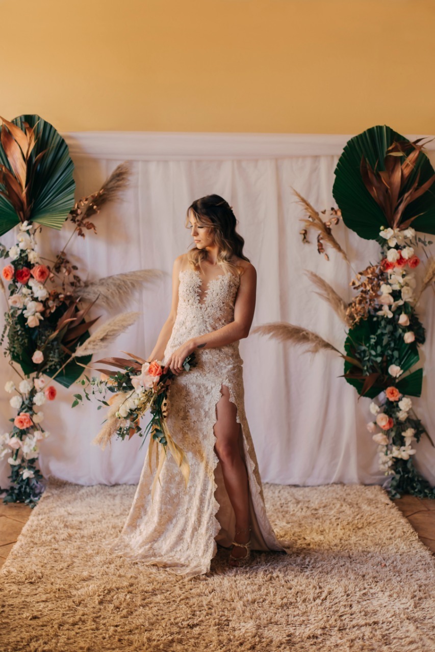 moça segurando flor com vestido branco