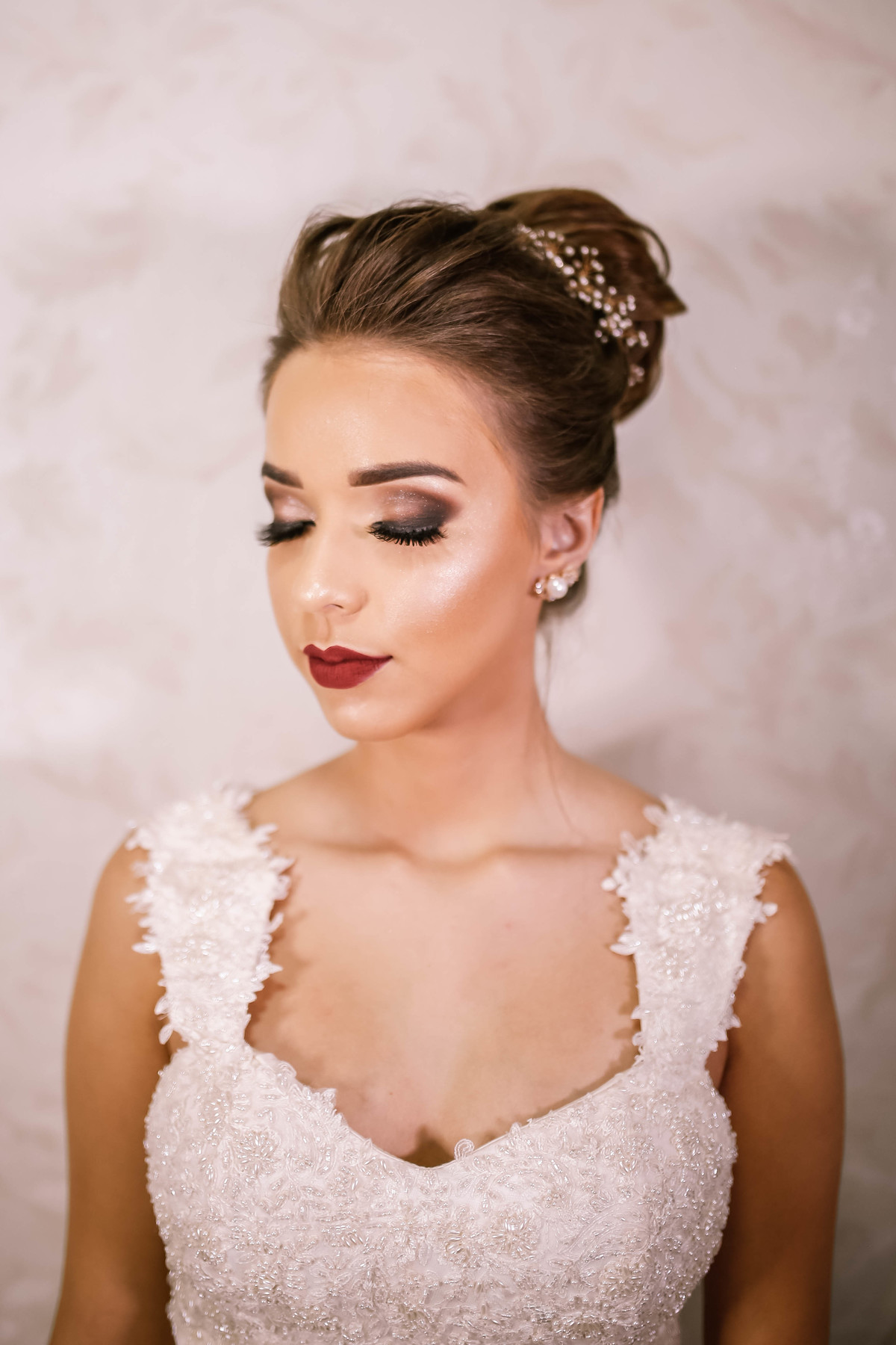 Vestido de noiva Milena, todo em renda francesa bordado a mão.

Vestido disponível para locação.