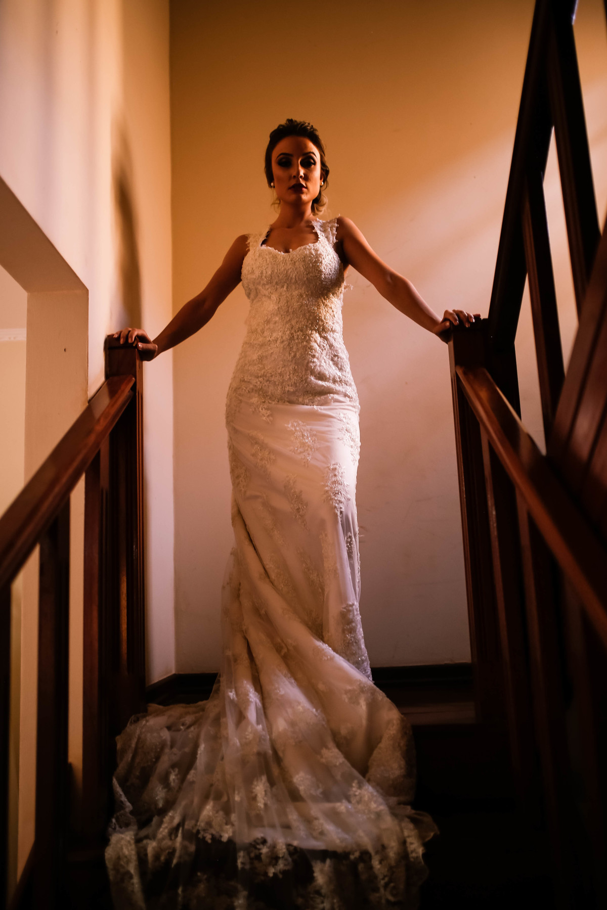 noiva descendo a escada de branco
