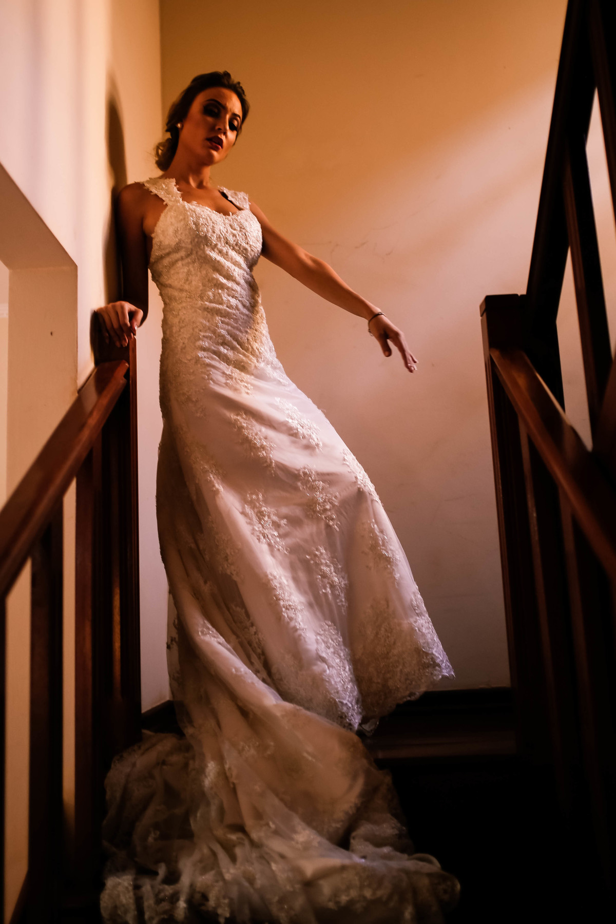 noiva apoiando no corrimao da escada branca
