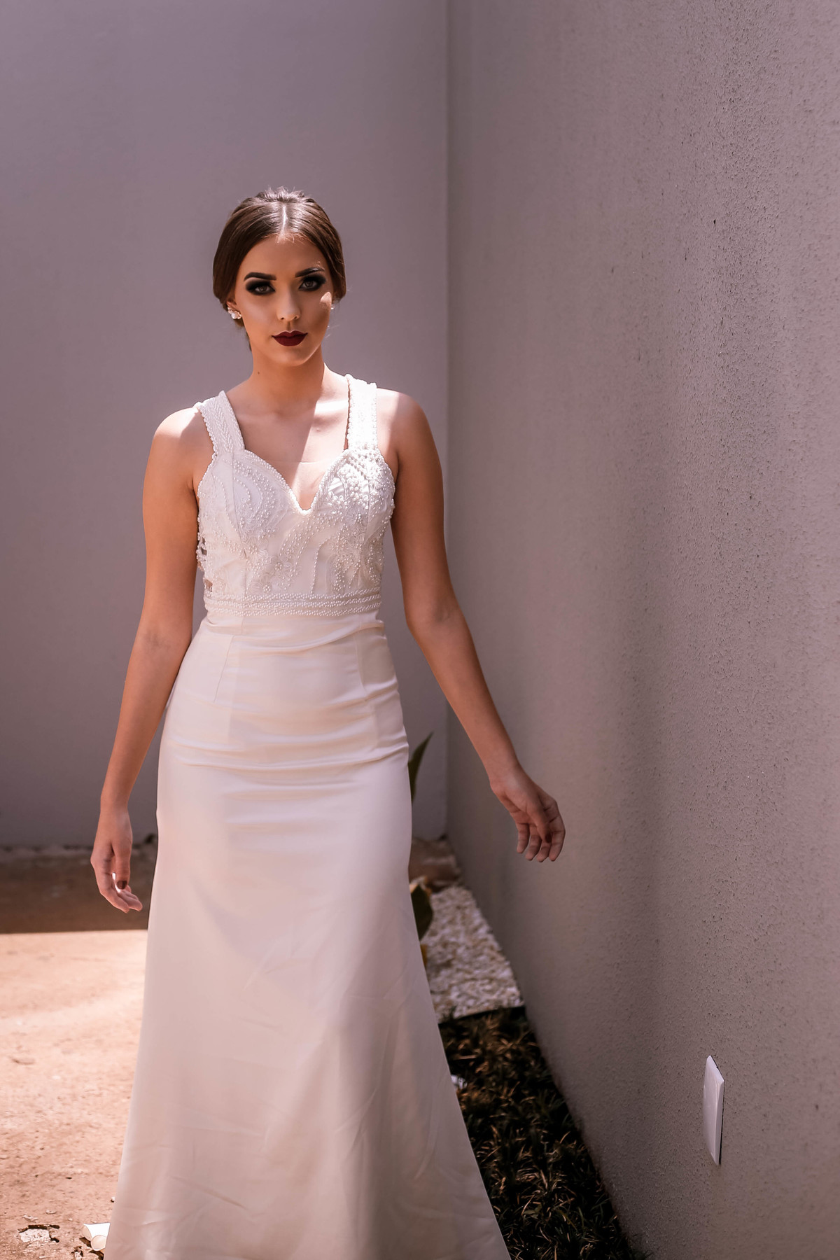 Vestido Fernanda, Bordado em pérolas e vidrilhos no tule 

Saia de cetim italiano modelagem sereia. 

Disponível no aluguel.