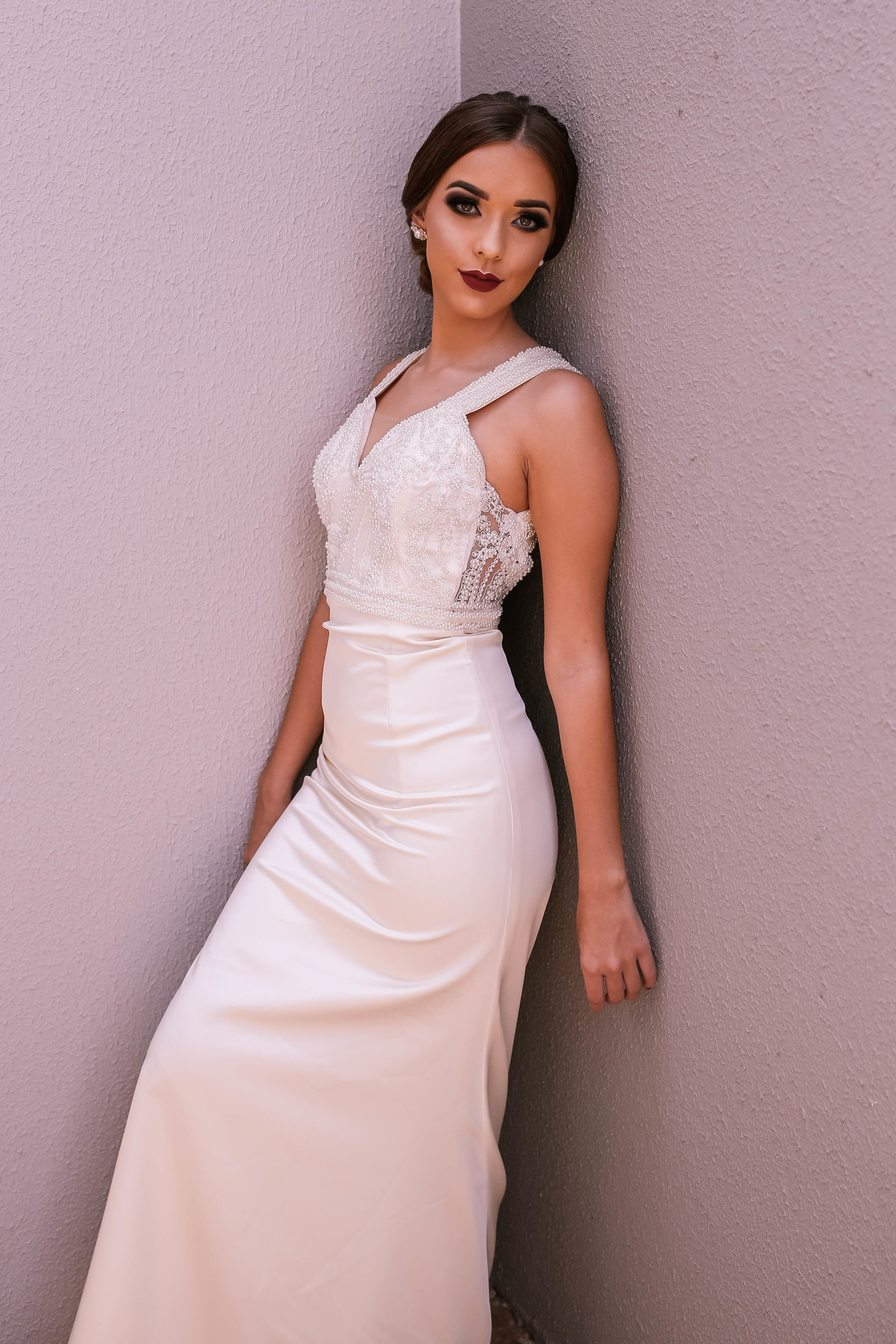 Vestido Fernanda, Bordado em pérolas e vidrilhos no tule 

Saia de cetim italiano modelagem sereia. 

Disponível no aluguel.