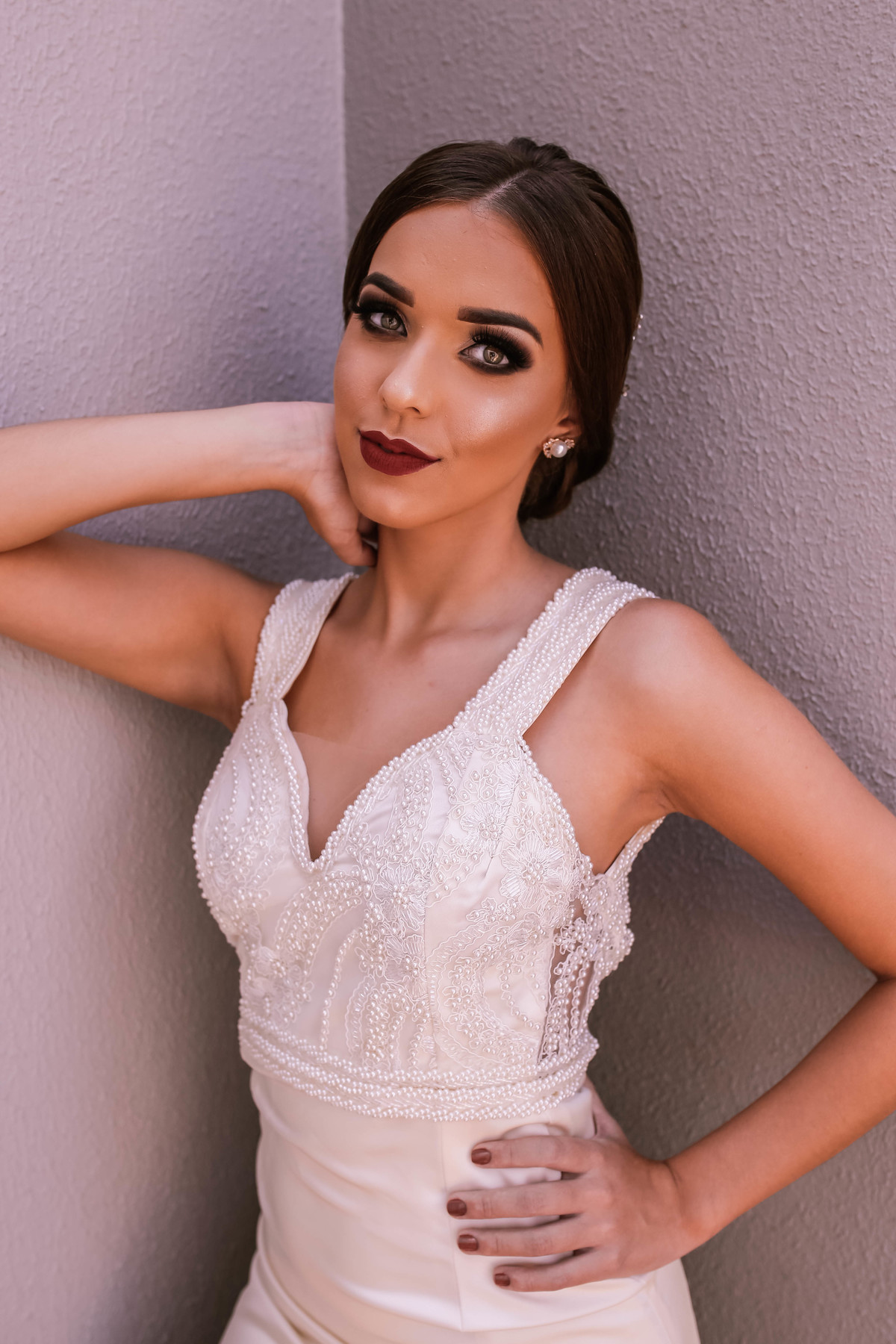 Vestido Fernanda, Bordado em pérolas e vidrilhos no tule 

Saia de cetim italiano modelagem sereia. 

Disponível no aluguel.